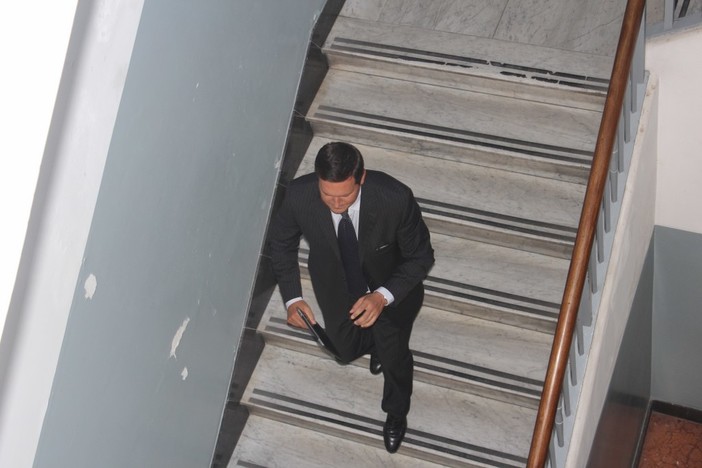 Giuseppe Argirò mentre esce dal Comune Giuseppe Argirò mentre esce dal Comune