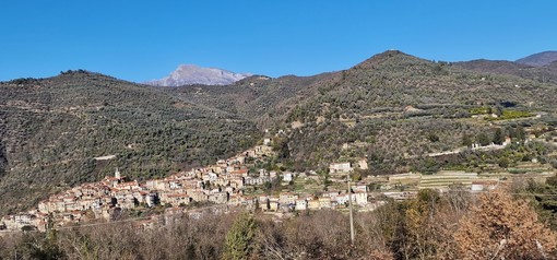 Escursioni nell’entroterra alla scoperta di Moltedo, Apricale, Perinaldo e Pigna (Foto) Escursioni nell’entroterra alla scoperta di Moltedo, Apricale, Perinaldo e Pigna (Foto)