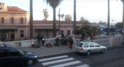 Venditori abusivi di fronte al Casinò di Sanremo: il Comune replica "La foto non era di sabato scorso!"