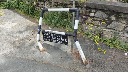 Sanremo: arredo urbano semidistrutto in via De Amicis, spunta anche un cartello goliardico (Foto) Sanremo: arredo urbano semidistrutto in via De Amicis, spunta anche un cartello goliardico (Foto)