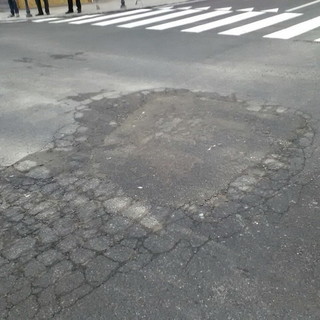 Sanremo: pronto intervento degli operai del Comune per mettere in sicurezza l'avvallamento di via Roma