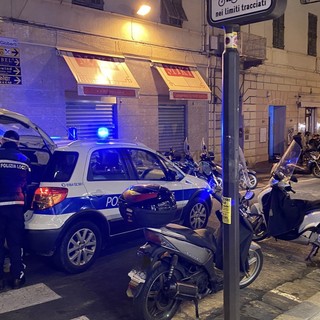 L'intervento delle forze dell'ordine in via Gioberti L'intervento delle forze dell'ordine in via Gioberti