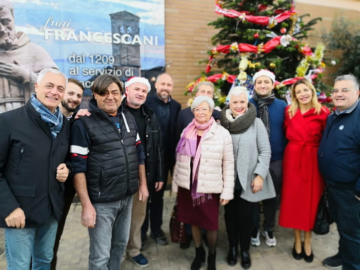 Sanremo: partecipazione sopra ad ogni aspettativa per il passaggio di Babbo Natale e L'Elfo a San Martino (foto) Sanremo: partecipazione sopra ad ogni aspettativa per il passaggio di Babbo Natale e L'Elfo a San Martino (foto)