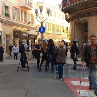 Sanremo: lo chef Alessandro Borghese impegnato in corso Matteotti per le riprese di '4 Ristoranti', per lui tanti fan (Foto)