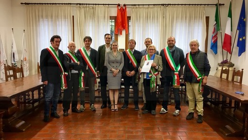Dolceacqua: sottoscritto ieri pomeriggio in Comune l'atto di costituzione dell'Associazione Doria-Floridi-Pamphilj (Foto)