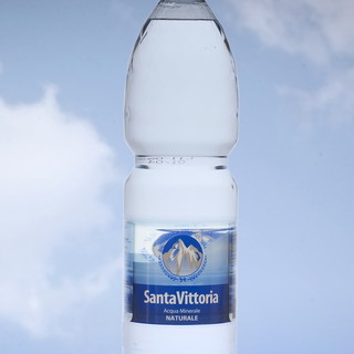 Diecimila bottiglie di acqua minerale 'Santa Vittoria' in omaggio ai terremotati
