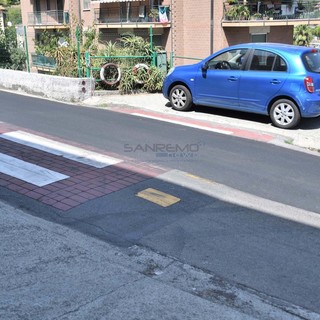 L'attraversamento pedonale 'dimezzato' dal nuovo asfalto