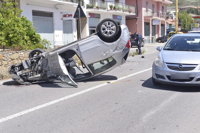 Riva Ligure: si capotta con l'auto dopo aver preso il cordolo, conducente lievemente ferito (Foto)