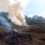 Incendi boschivi, altri sei Comuni del Ponente impongono i divieti di abbruciamenti: "Rischio ancora elevato"