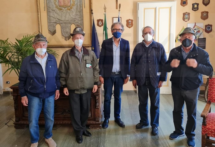 Sanremo: gli Alpini di Verezzo consegnano 431 firme per l'installazione delle telecamere nella frazione Sanremo: gli Alpini di Verezzo consegnano 431 firme per l'installazione delle telecamere nella frazione