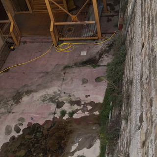Sanremo: acqua stagnante dietro alla scuola di via Volta, urge un intervento del Comune (Foto)