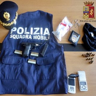 Imperia: aveva 'coca', 'maria' ed una pistola. Arrestato commerciante 26enne incensurato (Foto) Imperia: aveva 'coca', 'maria' ed una pistola. Arrestato commerciante 26enne incensurato (Foto)