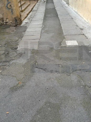 Sanremo: asfalti dissestati nel centro storico, il Comitato 'La Pigna' chiede un intervento urgente Sanremo: asfalti dissestati nel centro storico, il Comitato 'La Pigna' chiede un intervento urgente