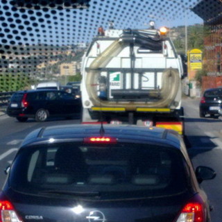 Santo Stefano al Mare: autobotte perde liquami, la segnalazione di un lettore