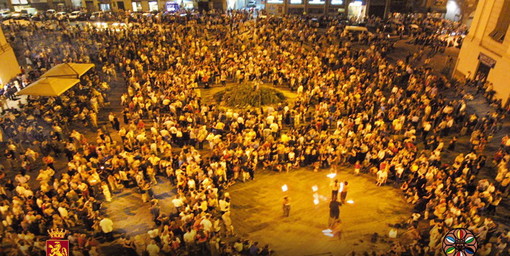 Ventimiglia: Agosto Medievale, stasera gli sbandieratori Ventimiglia: Agosto Medievale, stasera gli sbandieratori