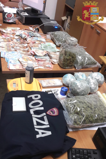 Imperia: giovane arrestato dalla Polizia per spaccio manda sms alla madre per buttare via la droga che era in casa Imperia: giovane arrestato dalla Polizia per spaccio manda sms alla madre per buttare via la droga che era in casa