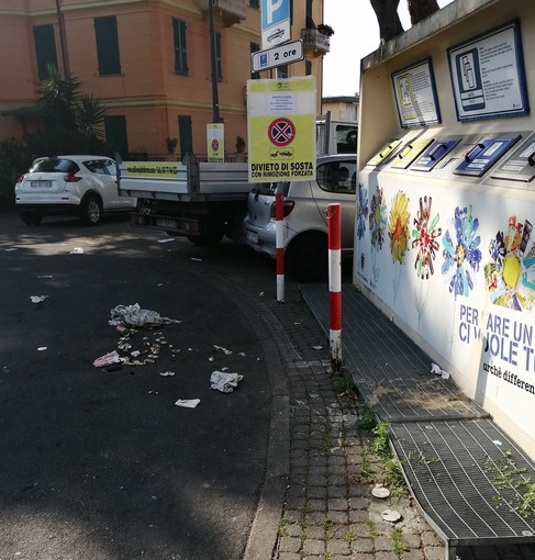 Sanremo: solita storia, in piazza San Bernardo abbandoni di rifiuti e nessuno interviene (Foto)