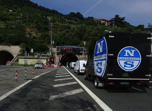 Ventimiglia: presenza di migranti in galleria, autostrada chiusa per diversi minuti al confine