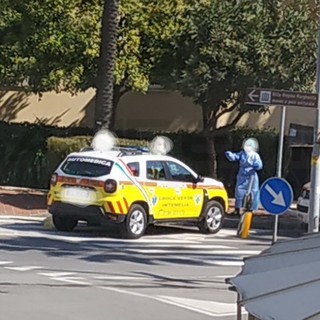 Bordighera: un controllo della Croce Verde in pieno centro, tutte le precauzioni ai tempi del Covid-19 (Foto)