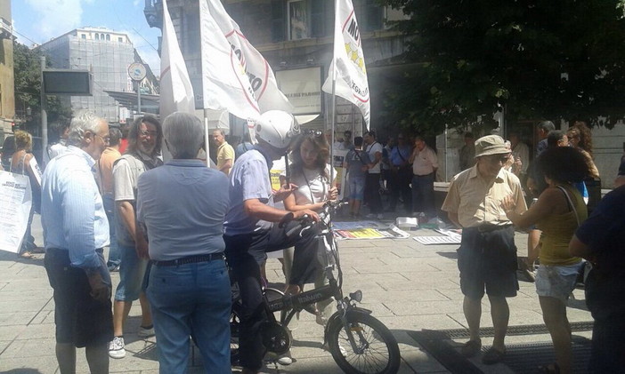 Delegazione del Meetup 'Amici di Beppe Grillo Imperia' a Genova per protestare contro il Governo Renzi Delegazione del Meetup 'Amici di Beppe Grillo Imperia' a Genova per protestare contro il Governo Renzi