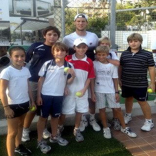 Andreas Seppi con i giovani della 'Pigato Academy'