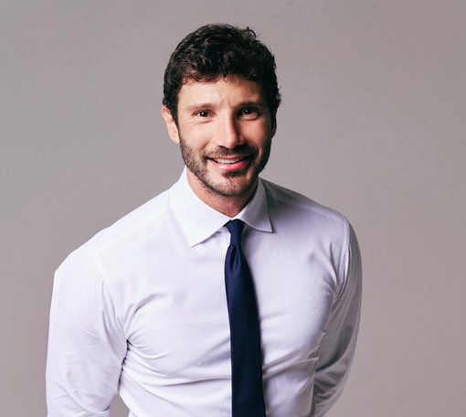 Sanremo 2027, la nuova era targata De Martino: rivoluzione all'Ariston tra popstar internazionali e retroscena gossip Sanremo 2027, la nuova era targata De Martino: rivoluzione all'Ariston tra popstar internazionali e retroscena gossip