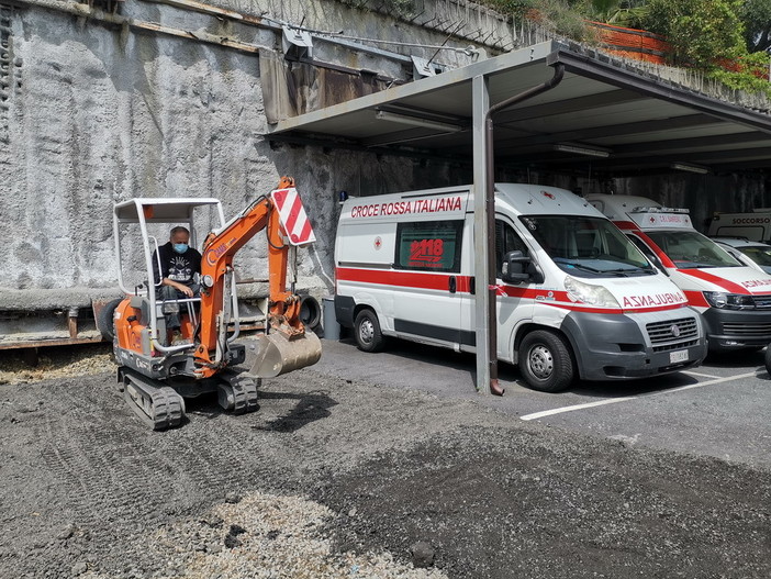 Asfaltata l’area parcheggio della ambulanze alla Cri di Sanremo: lavoro offerto dai fratelli Fulvio e Flavio Trignani Asfaltata l’area parcheggio della ambulanze alla Cri di Sanremo: lavoro offerto dai fratelli Fulvio e Flavio Trignani