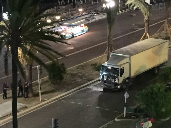 La foto del camion tratta dal profilo Facebook di Nice Matin