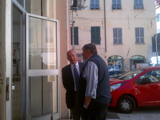 Elezioni Amministrative Imperia: il candidato Erminio Annoni oggi al mercato coperto di Oneglia Elezioni Amministrative Imperia: il candidato Erminio Annoni oggi al mercato coperto di Oneglia