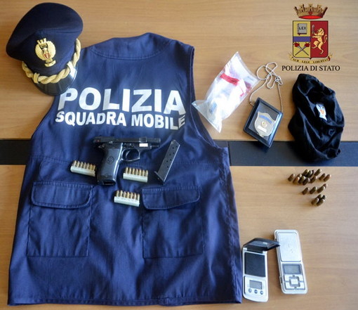 Imperia: aveva 'coca', 'maria' ed una pistola. Arrestato commerciante 26enne incensurato (Foto)