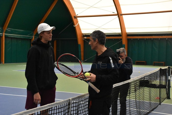 Nella gallery le immagini dell'allenamento di 4 anni fa tra Sinner e Fiorello Nella gallery le immagini dell'allenamento di 4 anni fa tra Sinner e Fiorello