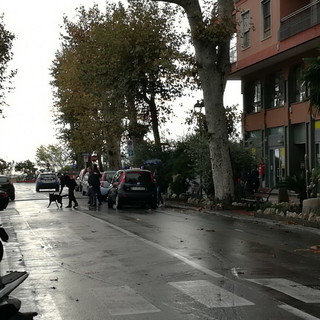 Ventimiglia: allarme bomba alle Poste ed alla Carige, continuano i controlli anche con artificieri e Unità Cinofila (Foto e Video) Ventimiglia: allarme bomba alle Poste ed alla Carige, continuano i controlli anche con artificieri e Unità Cinofila (Foto e Video)