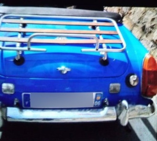 Sanremo: distrugge le vetture in sosta su strada Rocca mentre guida un'auto francese completamente ubriaco