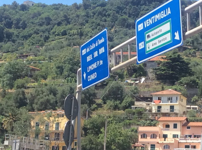 Ventimiglia: otto migranti nascosti su un autoarticolato, il conducente chiamare i Carabinieri che intervengono all'autoporto Ventimiglia: otto migranti nascosti su un autoarticolato, il conducente chiamare i Carabinieri che intervengono all'autoporto