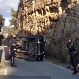 L'auto ribaltata sulla strada di Bussana Mare