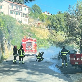 Auto in fiamme a Seborga, salvi per miracolo i passeggeri