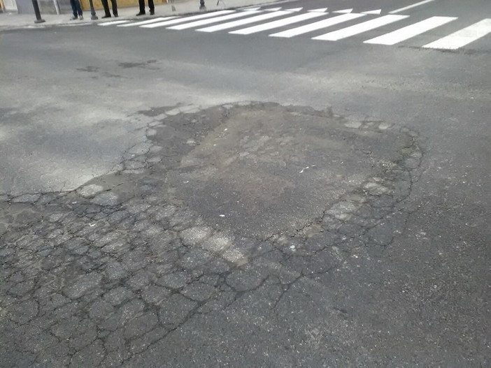 Sanremo: avvallamento pericolosissimo all'incrocio tra via Roma ed il sottopassaggio Croce Rossa