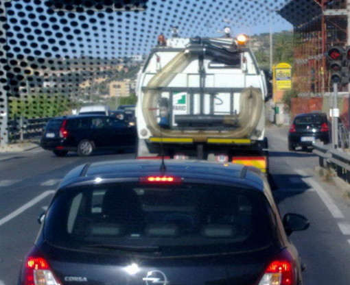 Santo Stefano al Mare: autobotte perde liquami, la segnalazione di un lettore