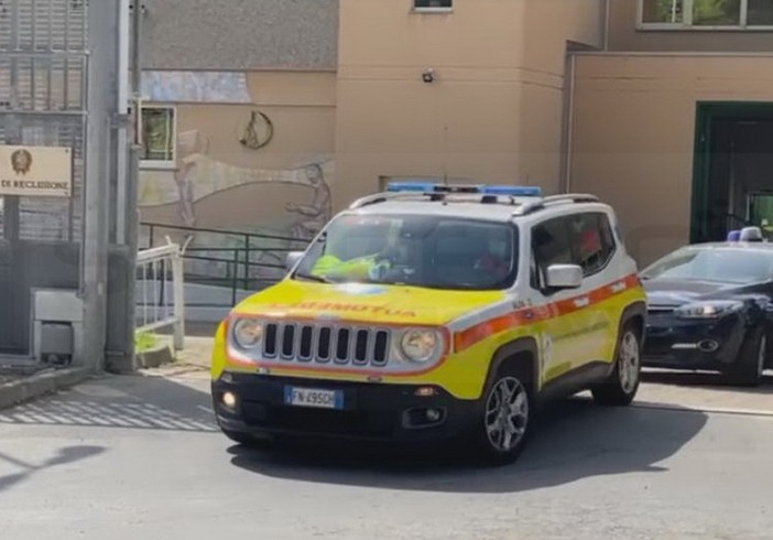 Sanremo: due detenuti ustionati per l'esplosione di un fornelletto a gas, trasportati all'ospedale di Sampierdarena Sanremo: due detenuti ustionati per l'esplosione di un fornelletto a gas, trasportati all'ospedale di Sampierdarena