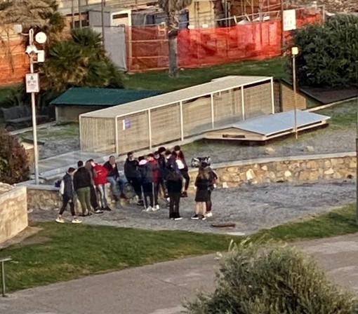 Sanremo: assembramenti in Pian di Nave, lettrice "A cosa servono i Dpcm se non si fanno rispettare?" (Foto) Sanremo: assembramenti in Pian di Nave, lettrice "A cosa servono i Dpcm se non si fanno rispettare?" (Foto)