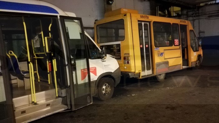 Sanremo: malviventi forzano i cancelli della stazione bus di piazza Colombo e provocano danni ai mezzi (Foto)