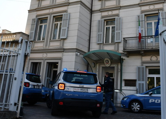 Sanremo: ladro seriale romeno rubava di notte spostandosi in taxi, è stato rimpatriato dalla Polizia