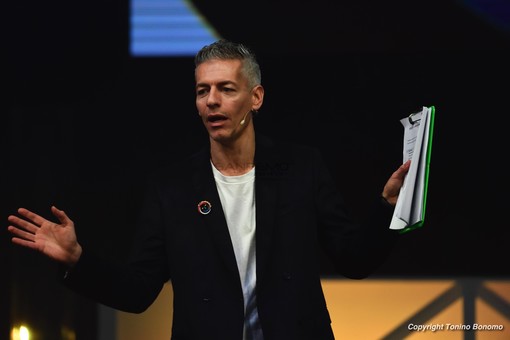 Spettacolo del cabarettista Giovanni Vernia al Roof del Casinò di Sanremo Spettacolo del cabarettista Giovanni Vernia al Roof del Casinò di Sanremo