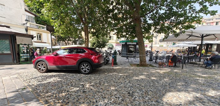 Sanremo: auto rossa fiammante parcheggiata quasi ogni giorno in piazza Muccioli, le lamentele dei residenti (Foto)