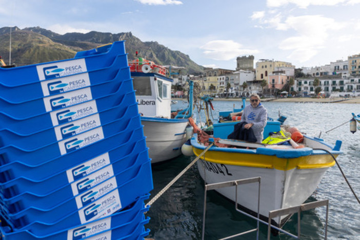 A lezione di sostenibilità nel mare di Ischia. Addio al polistirolo, la pesca diventa eco-friendly
