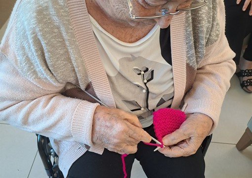 Le mani degli anziani tessono solidarietà: calore e speranza per i fragili di Sanremo Le mani degli anziani tessono solidarietà: calore e speranza per i fragili di Sanremo