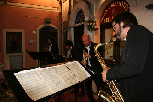 Sanremo: successo per la 1a serata di 'Affabulando in Musica', la rassegna letteraria di piazza del Capitolo (foto)
