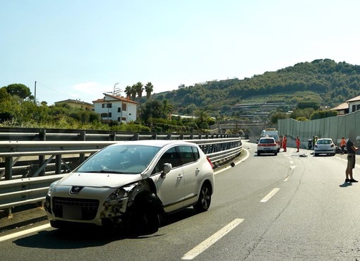 Taggia: imbocca l'Aurelia Bis contromano e centra in pieno uno scooter e un'auto, 50enne grave in ospedale (Foto) Taggia: imbocca l'Aurelia Bis contromano e centra in pieno uno scooter e un'auto, 50enne grave in ospedale (Foto)