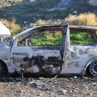 Ventimiglia: la Polizia smaschera il responsabile dell’incendio di un'auto a Peglia, indagato un ventimigliese per incendio doloso
