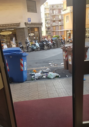Sanremo: abbandono di rifiuti 'selvaggio', stavolta la storia si ripete in via Galilei al 'Polo Nord' (Foto) Sanremo: abbandono di rifiuti 'selvaggio', stavolta la storia si ripete in via Galilei al 'Polo Nord' (Foto)